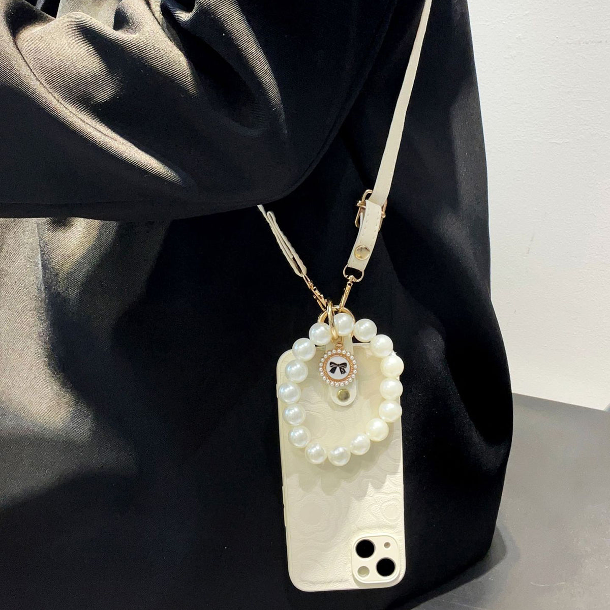 For iPhone 13 TPU PU Leather Phone Shell Cover Camellia Pattern Pearl Chain Phone Case with Shoulder Strap For iPhone 13 TPU PU Leather Phone Shell Cover Camellia Pattern Pearl Chain Phone Case with Shoulder Strap